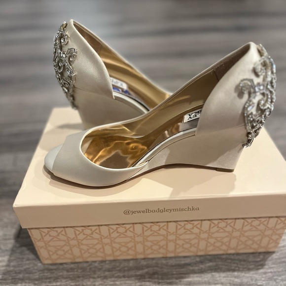 Stunning ornate Champagne Badgley Mischka on excellent condition. - Picture 2 of 6